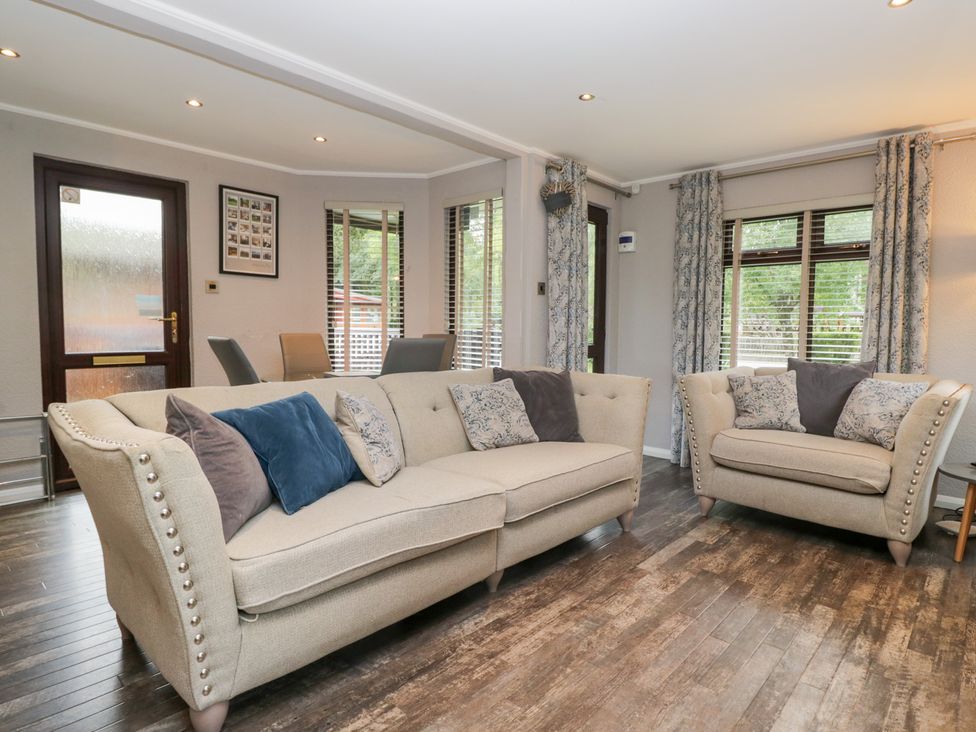 A living room with sofas and a window at Costapacket in Windermere