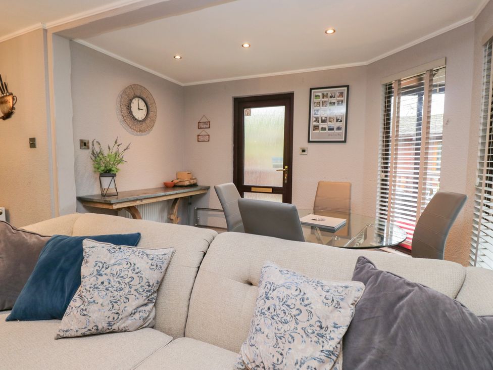A dining room with a table and chairs at Costapacket in Windermere