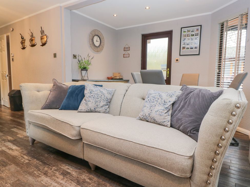 A living room with a sofa and wall decor at Costapacket in Windermere