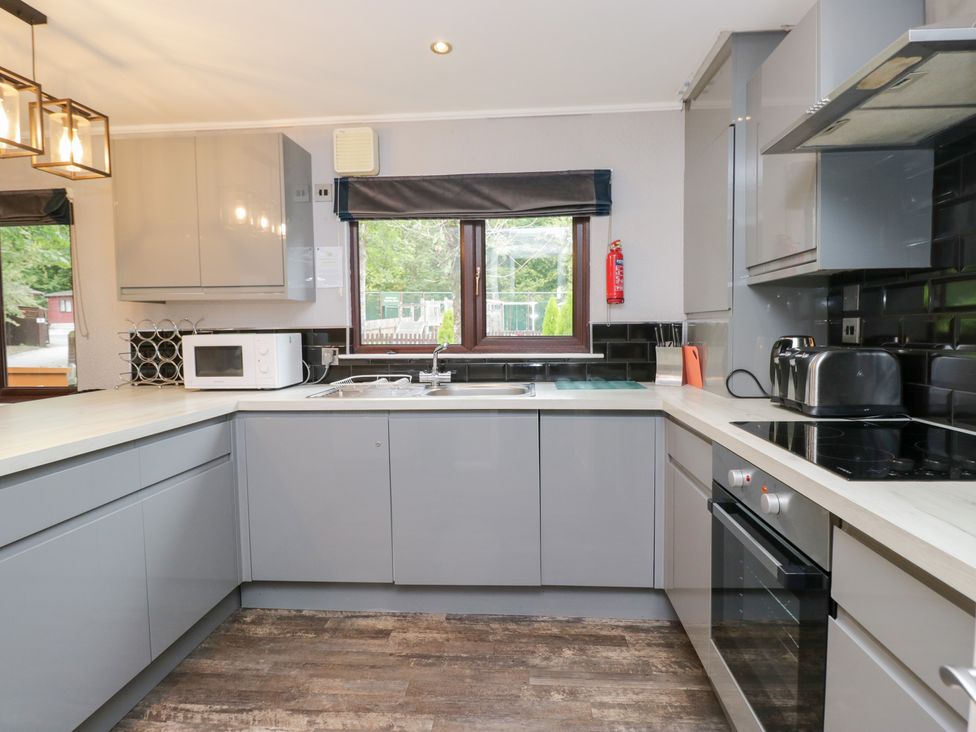 A kitchen featuring a sink, microwave, and cooking appliances at Costapacket in Windermere