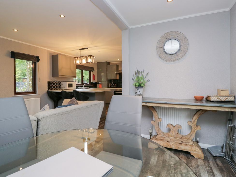 A kitchen with a dining area and appliances at Costapacket in Windermere