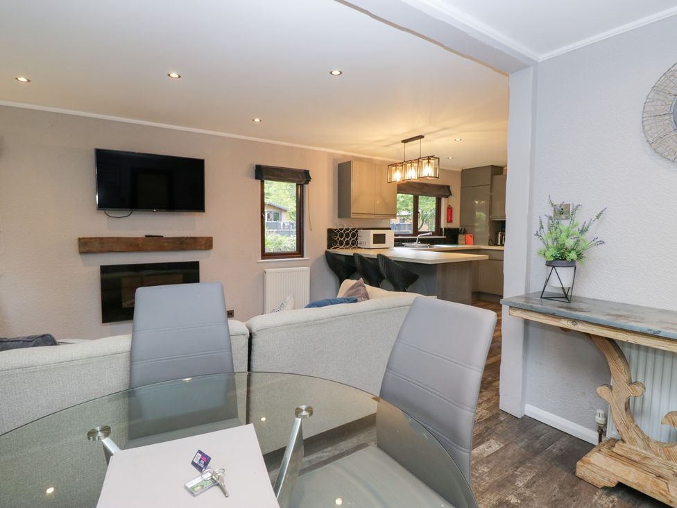 A living room with a television and sofa at Costapacket in Windermere