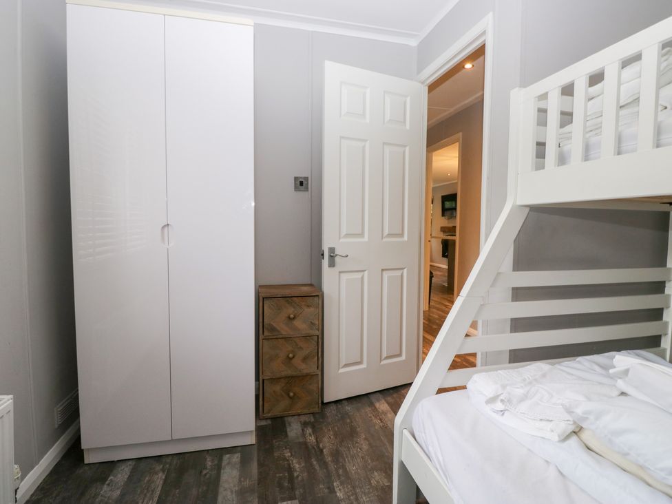 A bedroom with a wardrobe and bunk bed at Costapacket in Windermere