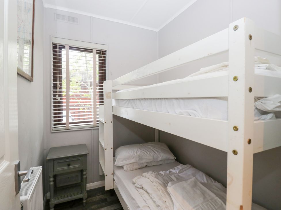A bedroom with a bunk bed and window at Costapacket in Windermere