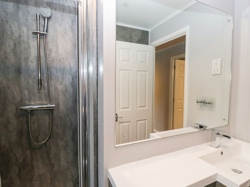 A bathroom with a shower and sink at Costapacket in Windermere
