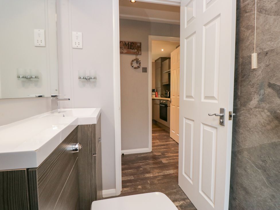 A bathroom with toilet and wash basin at Costapacket in Windermere