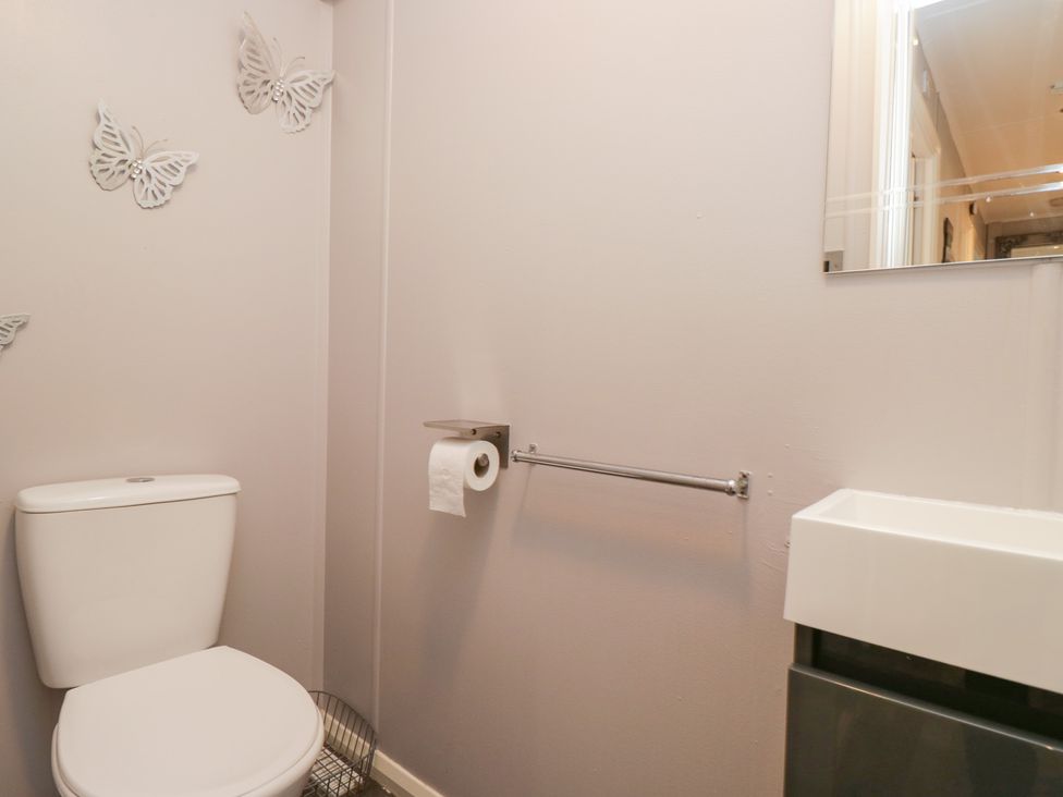 A bathroom with a toilet and wash basin at Costapacket in Windermere