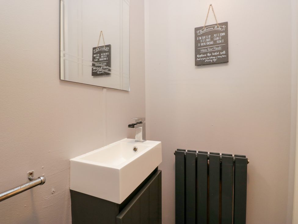 A bathroom with a sink and mirror at Costapacket in Windermere