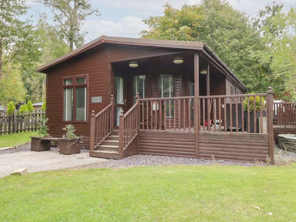 A cabin with a porch and steps at Costapacket in Windermere