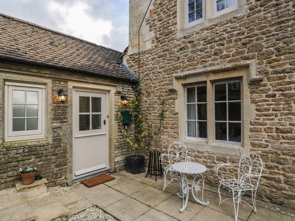An outdoor area with a table and chairs at Maud Heath's Snug in Chippenham