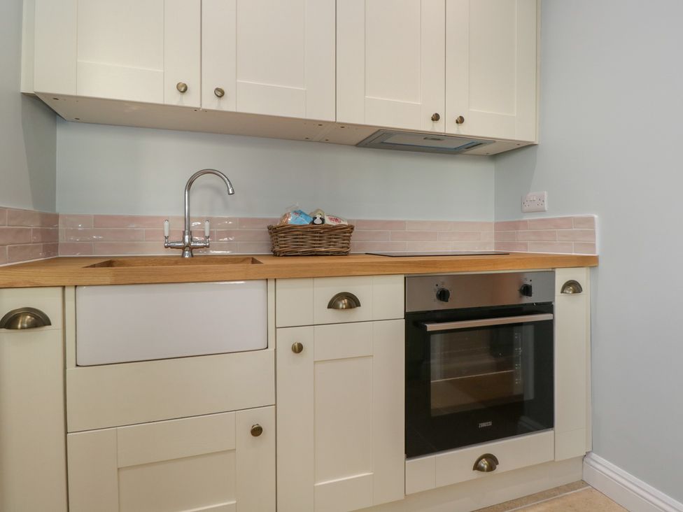 A kitchen with sink and oven at Maud Heath's Snug Chippenham