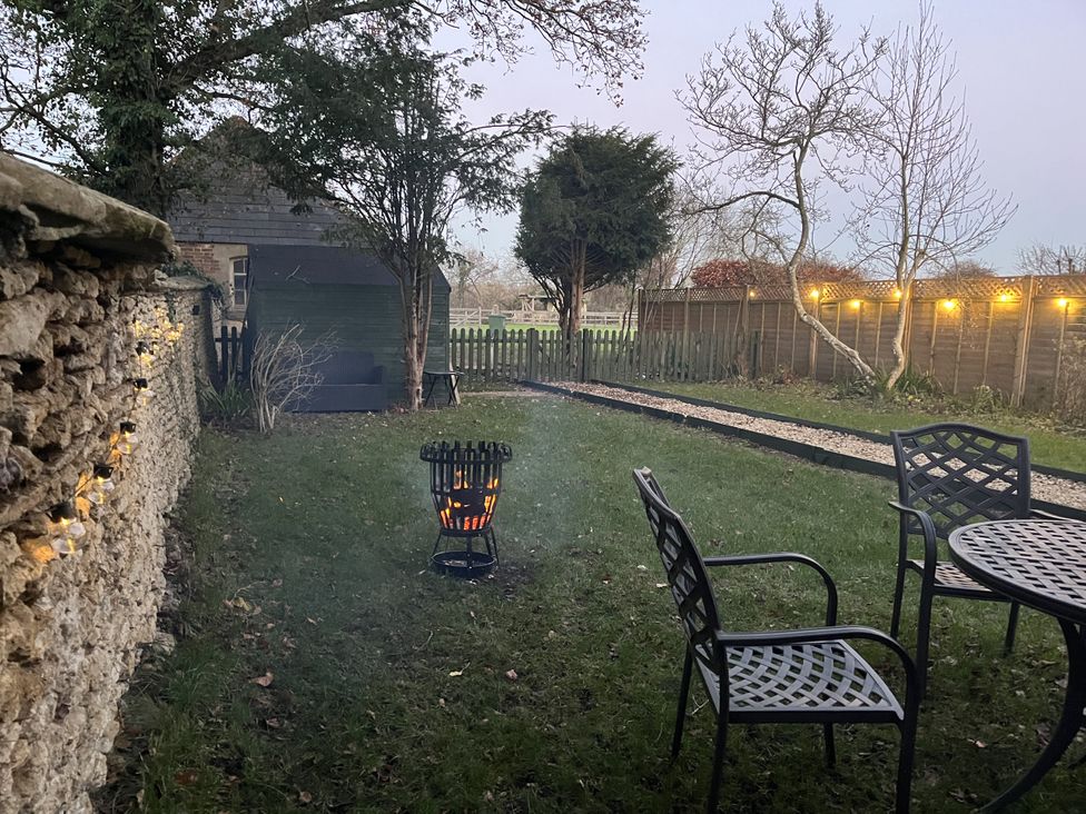 A garden with a fire pit and seating at Maud Heath's Snug in Chippenham
