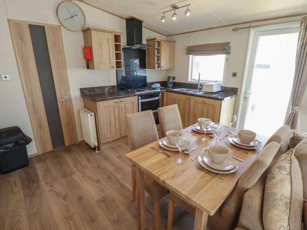 A kitchen with dining area at Tattershall Lakes Country Park - Holiday Accommodation 16408, Tattershall