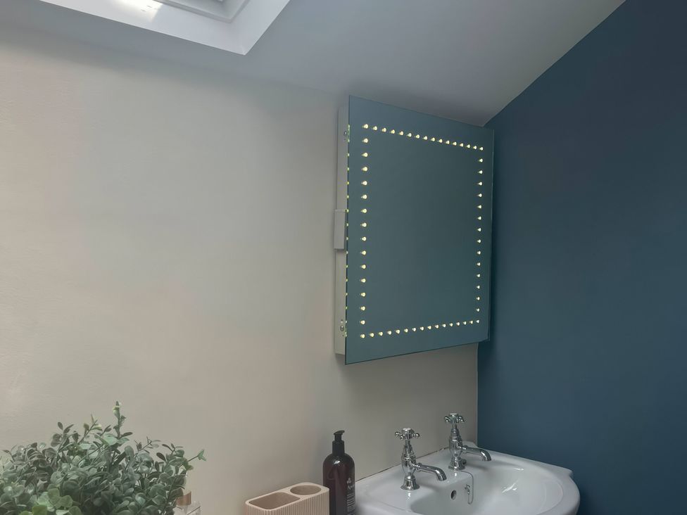 A bathroom with sinks and a mirror at Fron-Haul near Llansantffraid-Ym-Mechain