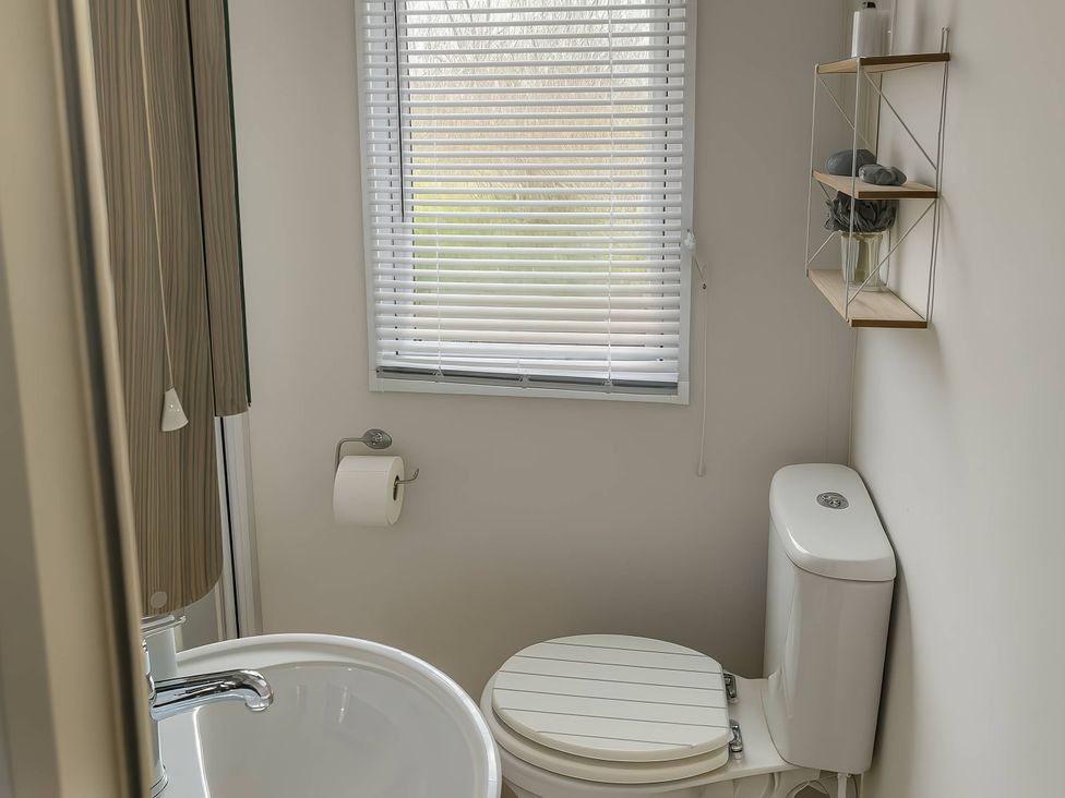 A bathroom featuring a toilet and sink at Whitehouse Leisure Park - Holiday Accommodation 19055, Towyn, Abergele