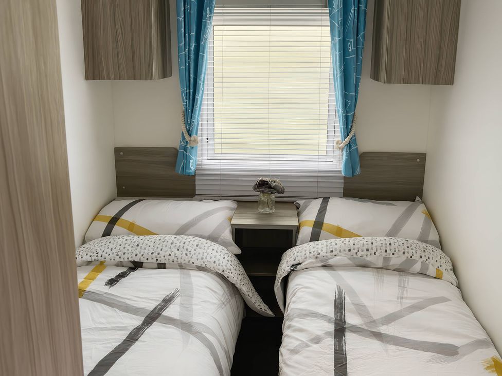 A bedroom with two single beds and a window at Whitehouse Leisure Park - Holiday Accommodation 19055, Towyn, Abergele
