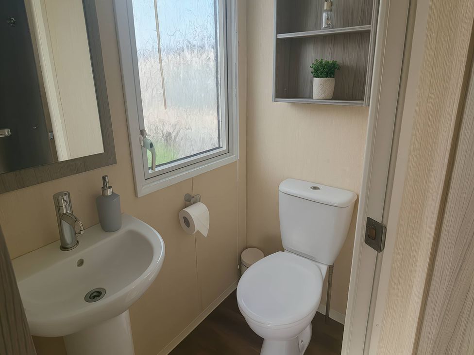 A bathroom with a sink and toilet at Whitehouse Leisure Park - Holiday Accommodation 19057, Towyn, Abergele