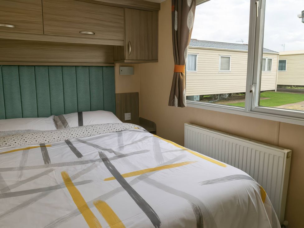 A bedroom with a bed and window at Whitehouse Leisure Park - Holiday Accommodation 19057 Towyn, Abergele