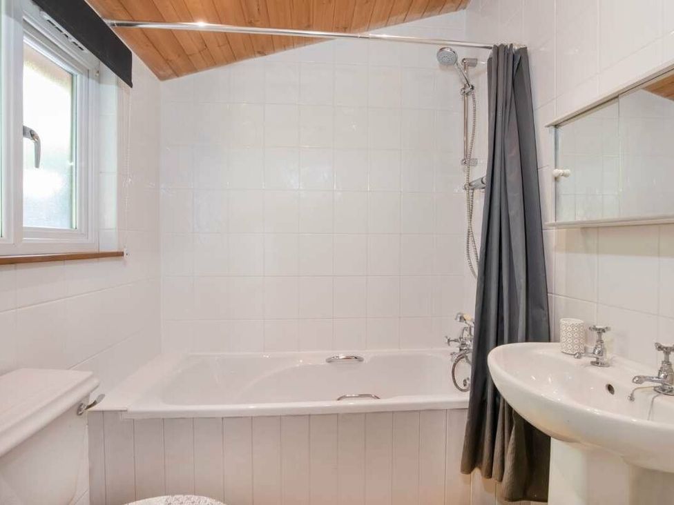 a bathroom with a bathtub, shower, sink, and window at Florida Keys Holiday Park - Holiday Accommodation 19291, York