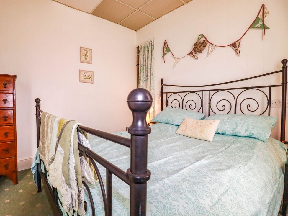 A bedroom with a bed and drawers at Harford