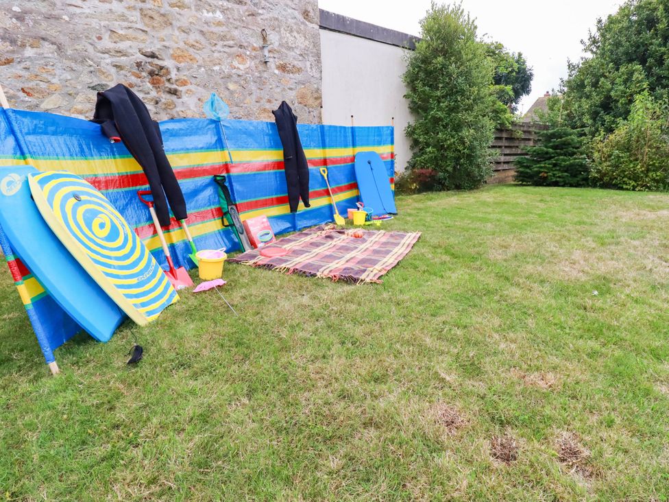 A garden with surfboards and wet suits at Harford 