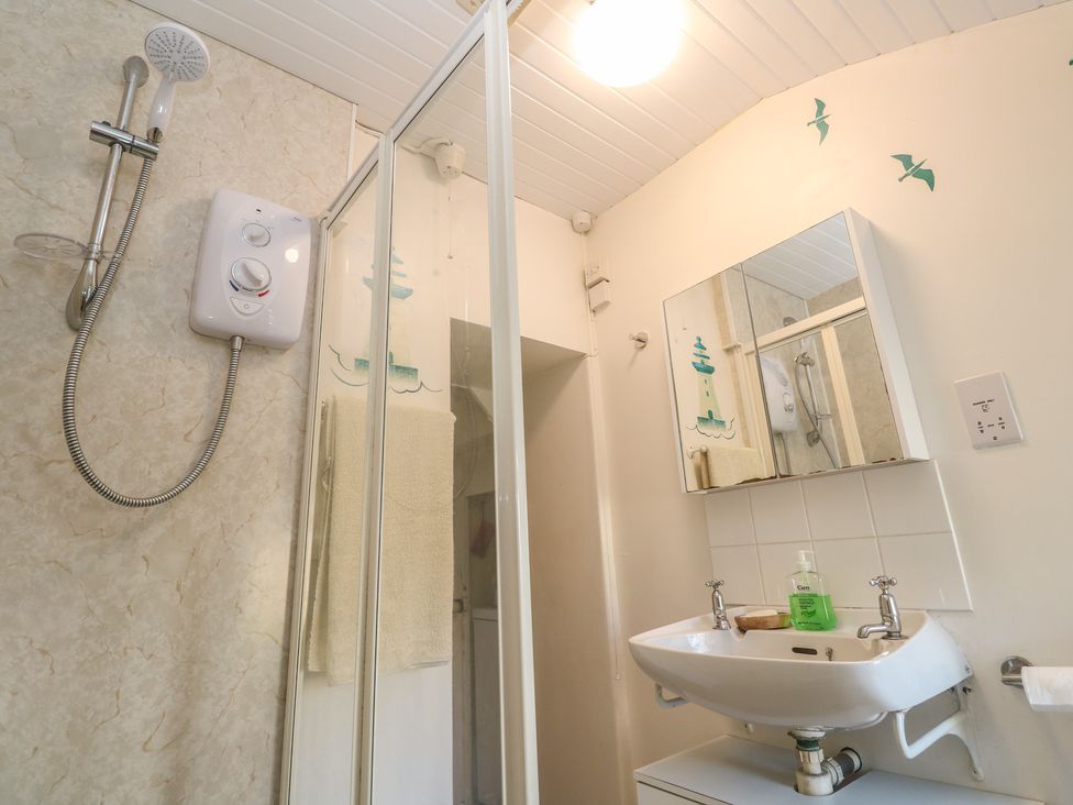 A bathroom with shower and sink at Harford in Goldsithney