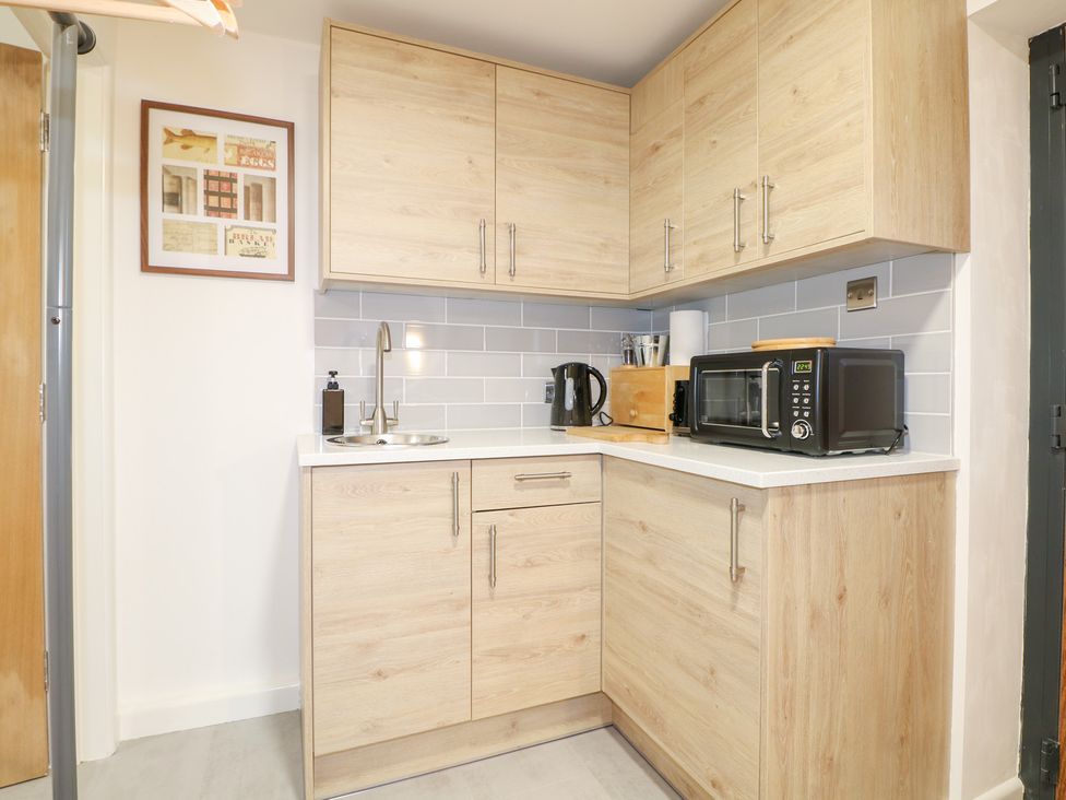 A kitchen with cabinets and appliances at The Bullpen in West Tytherley