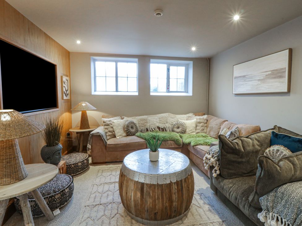 A snug with a sofa and coffee table at The Boat House - Port Eynon
