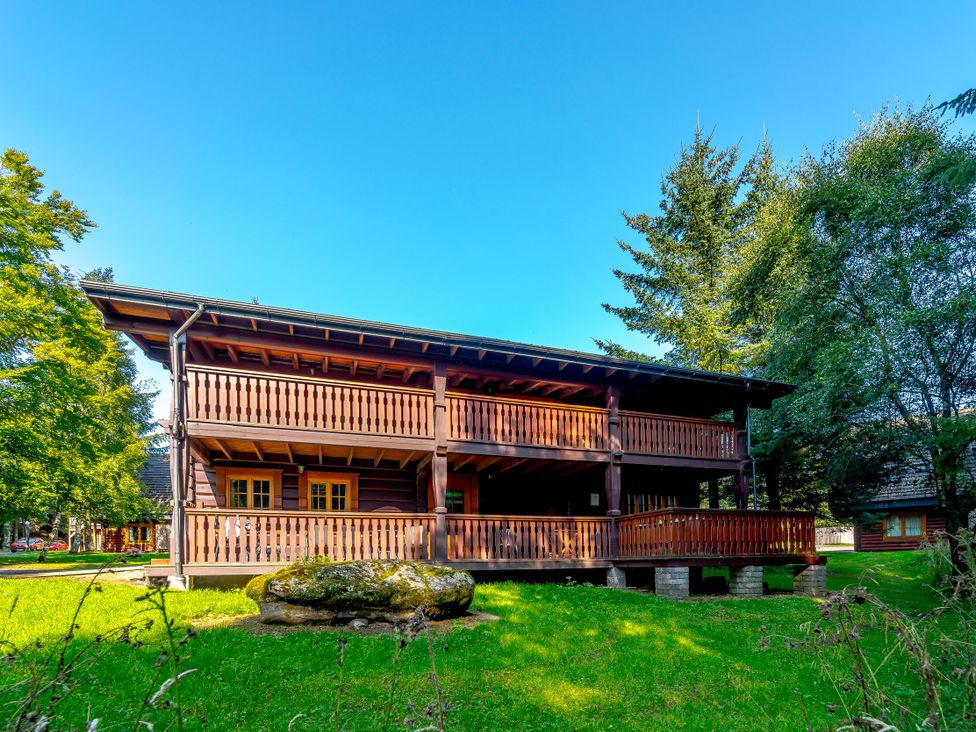 A house with a balcony in a garden at Kinder Lodge (Pet) Fowlis near Dundee