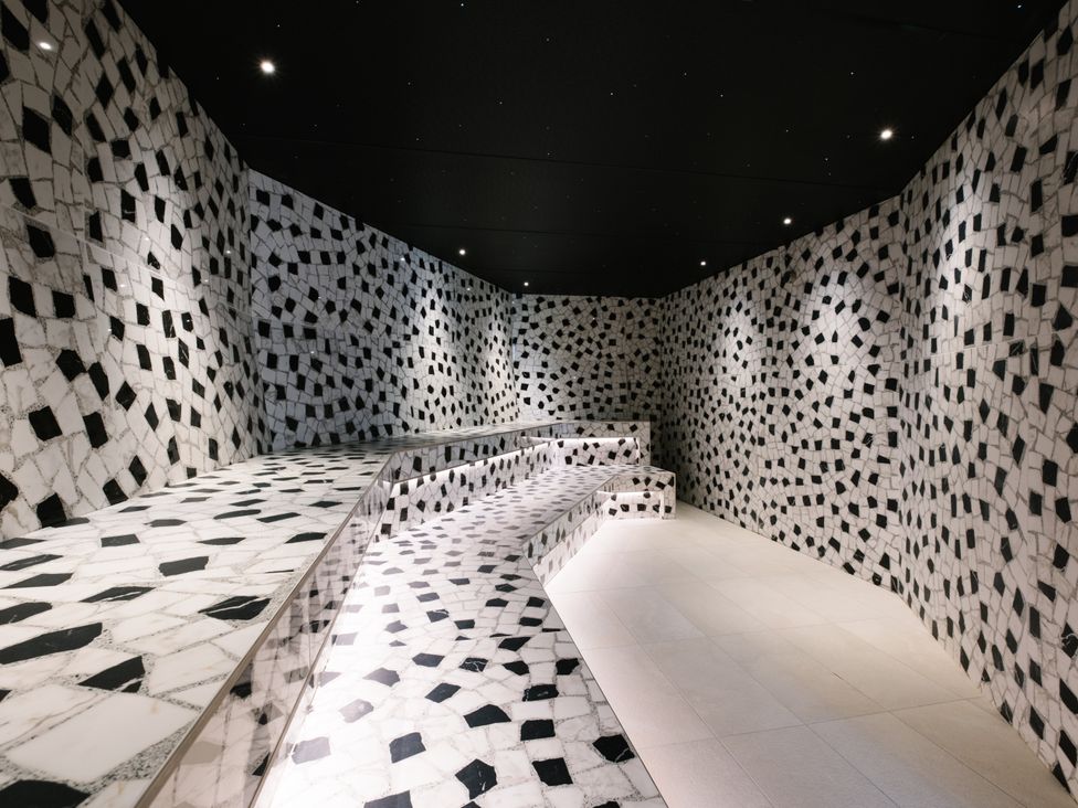 A room with patterned walls and floor tiles at Garden Pod in Waltham