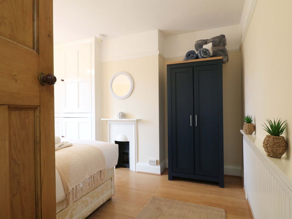 A bedroom with a wardrobe and mirror at 5 Wallace Road Loughborough