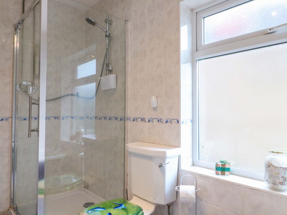 A bathroom with a shower and toilet at 5 Wallace Road in Loughborough