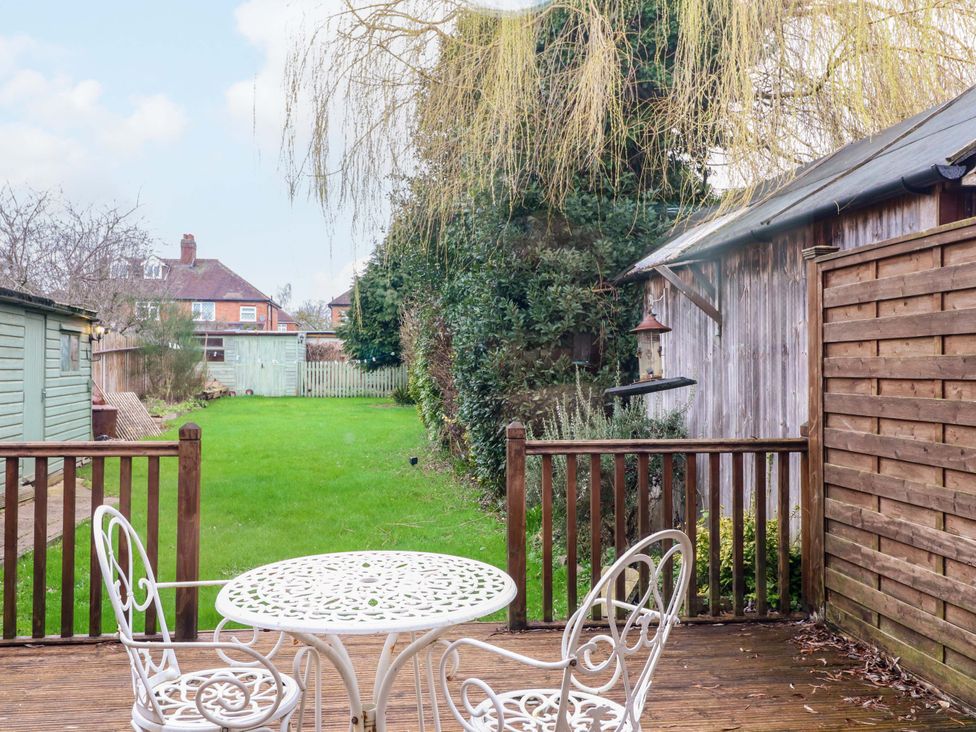 A garden with a table and chairs at 5 Wallace Road in Loughborough