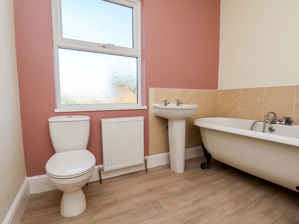 A bathroom with a bathtub, sink, and toilet at 22 The Lane in Saltburn-by-the-Sea