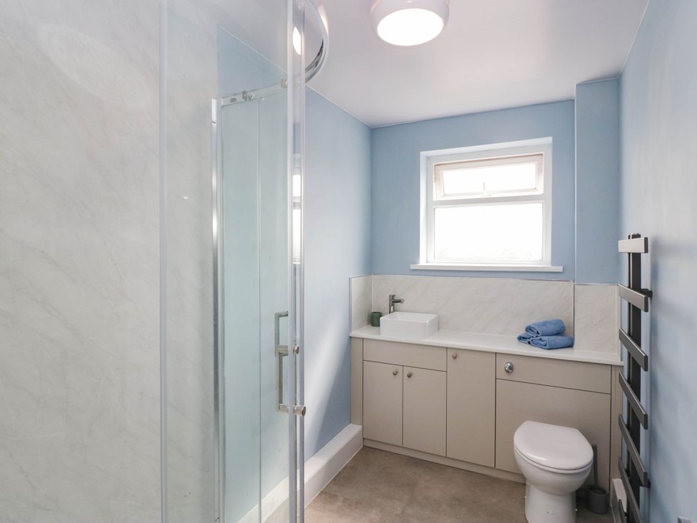 A bathroom with a shower, sink, and toilet at Aqueduct Residence, Lancaster