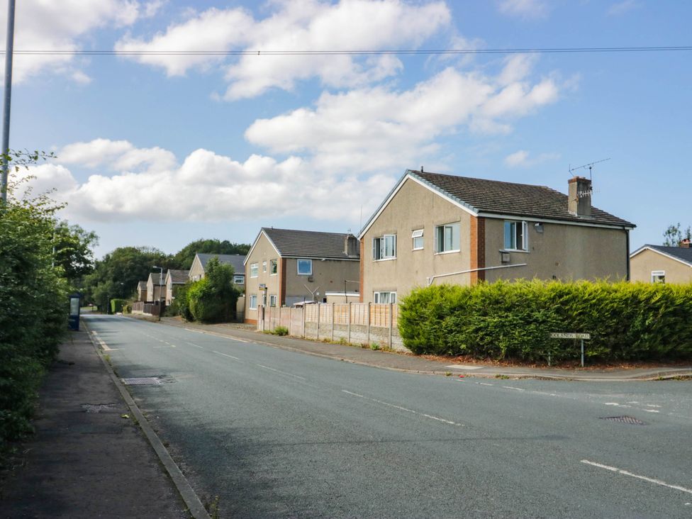 A street with houses and bushes at Aqueduct Residence in Lancaster