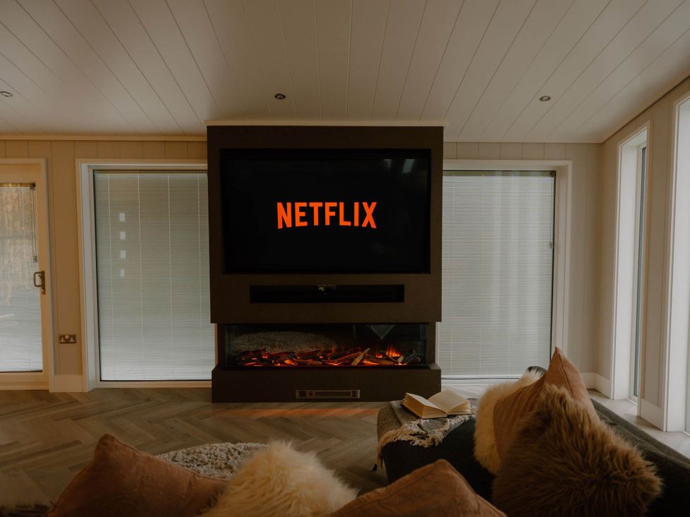 A living room with a television displaying NETFLIX at The Sheraton Retreat in Wigton