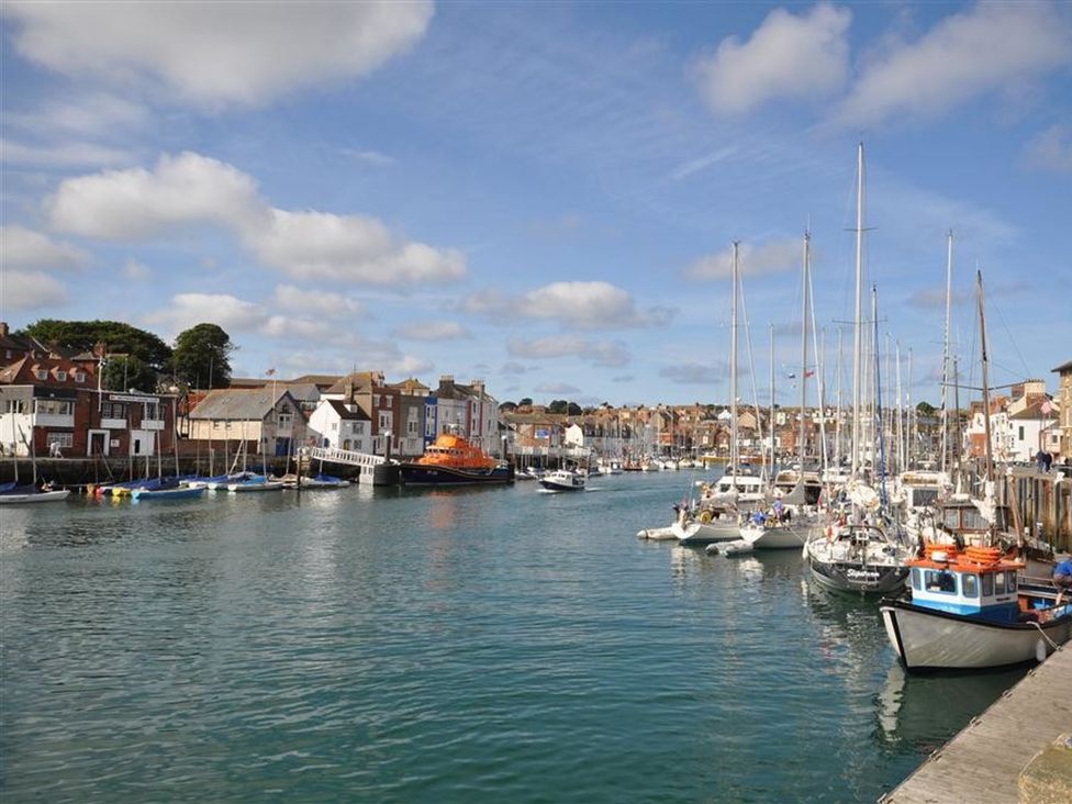 A harbor with boats and houses at Harbourside Apartment in Weymouth