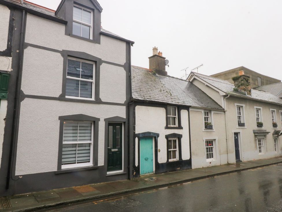 A row of houses on a street at 6 Berry Street in Conwy