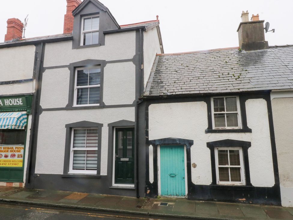 A building exterior with two houses and a shopfront at 6 Berry Street, Conwy