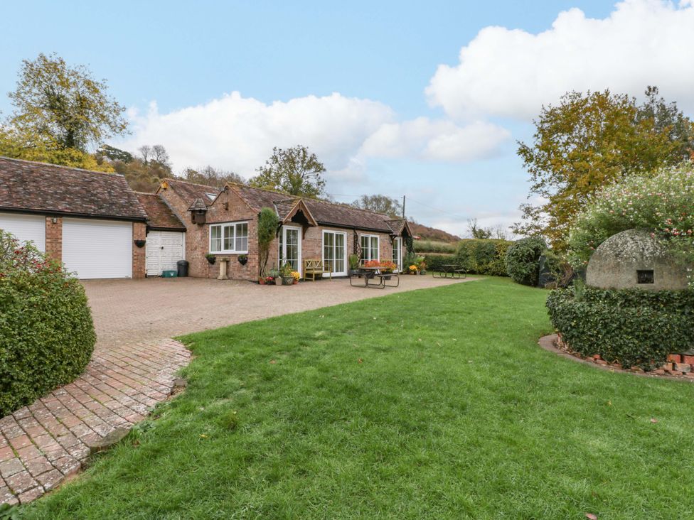 A house with a garage and garden at Dovecote Cottage Corse near Gloucester