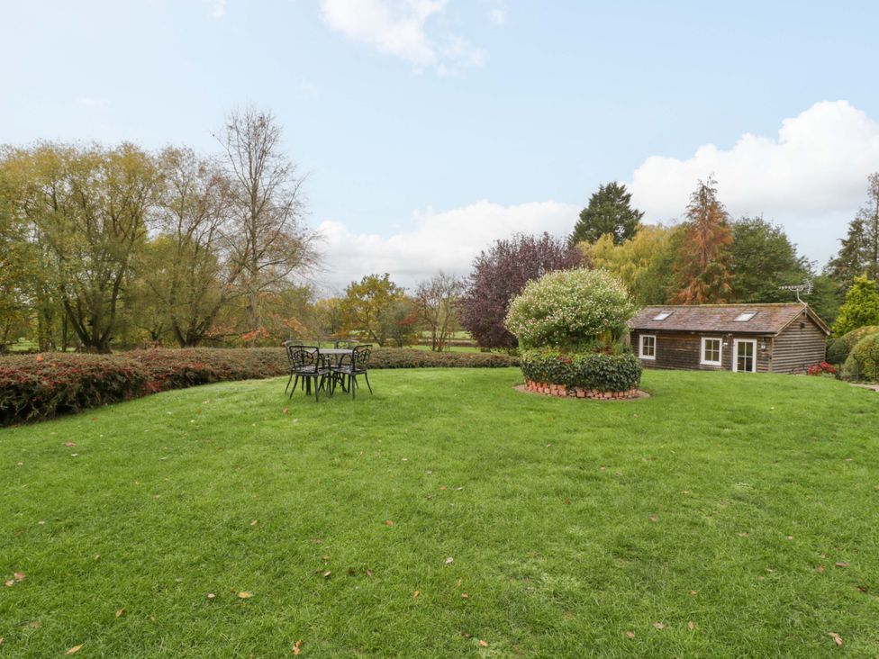 A garden with a table and chairs at The Log Cabin in Corse near Gloucester