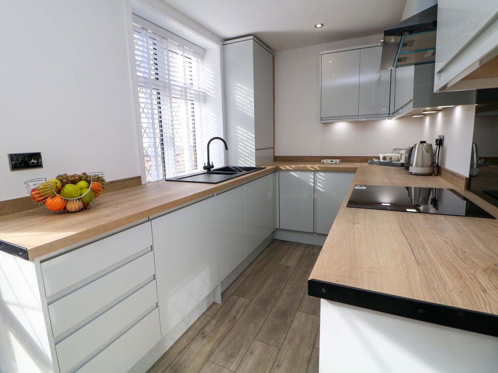 A kitchen featuring a sink, countertop, kettle and fruit bowl at Shunter’s Nook in Stafford