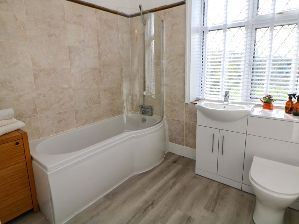A bathroom with a bathtub, sink, and toilet at Shunter’s Nook in Stafford