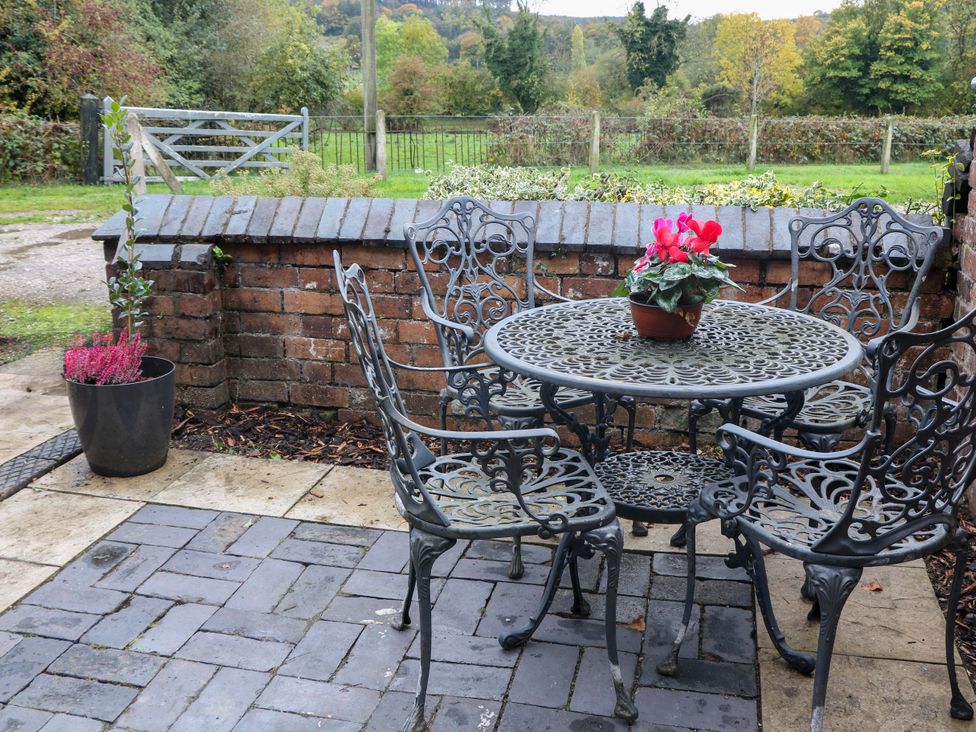 A garden with a table and chairs at Shunter’s Nook Stafford