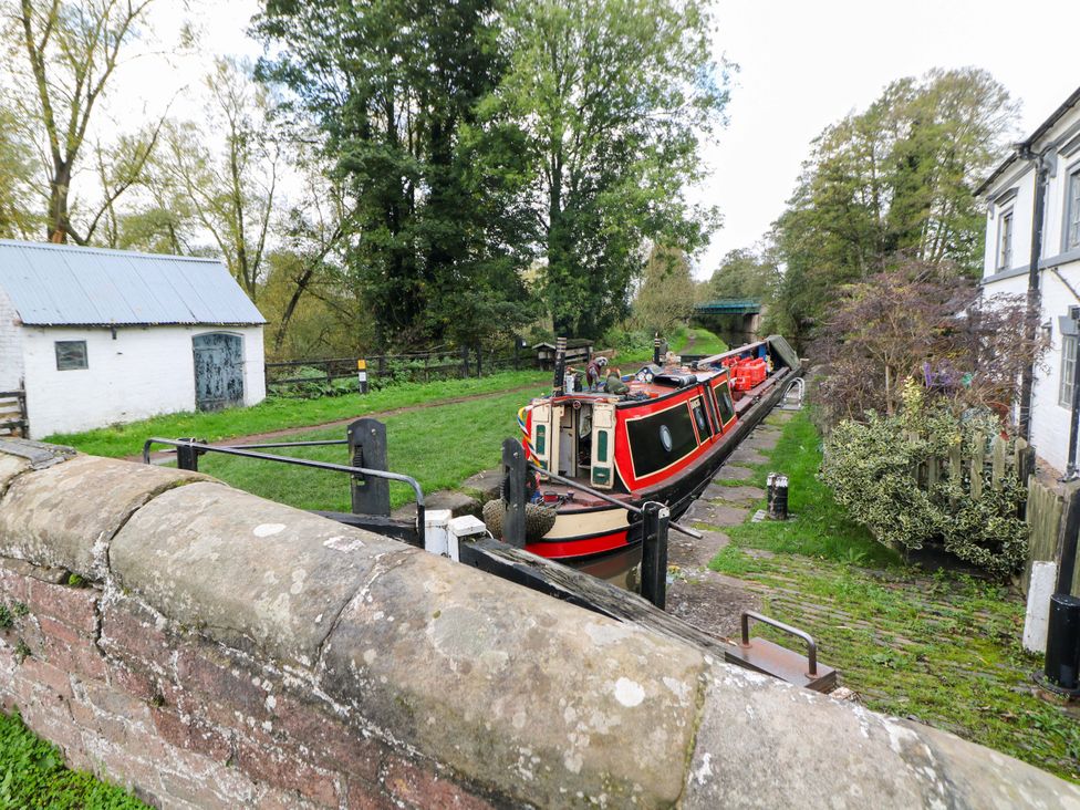 An outdoor area with a narrowboat and a shed at Shunter’s Nook Stafford