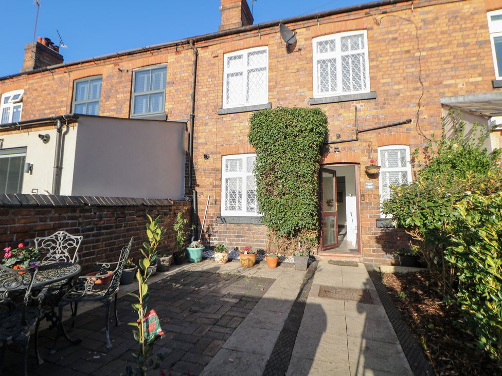 An outdoor area with a pathway and seating at Shunter’s Nook in Colwich