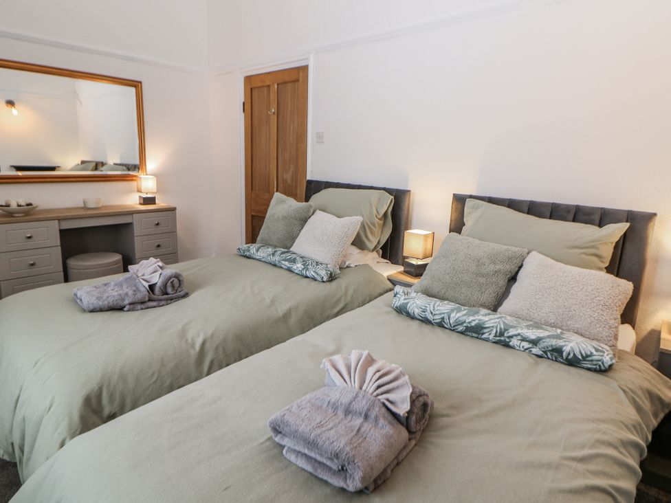 A bedroom with twin beds and a dresser at Shunter’s Nook in Colwich
