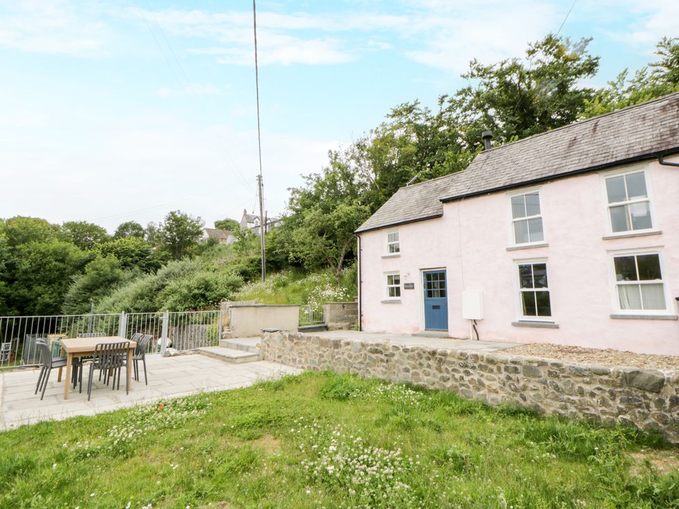 An outdoor area with a table and chairs at Fronglyd Aberporth