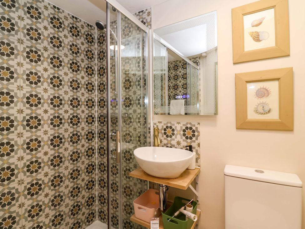 A bathroom with a shower and sink at 29 Spring Street in Chipping Norton